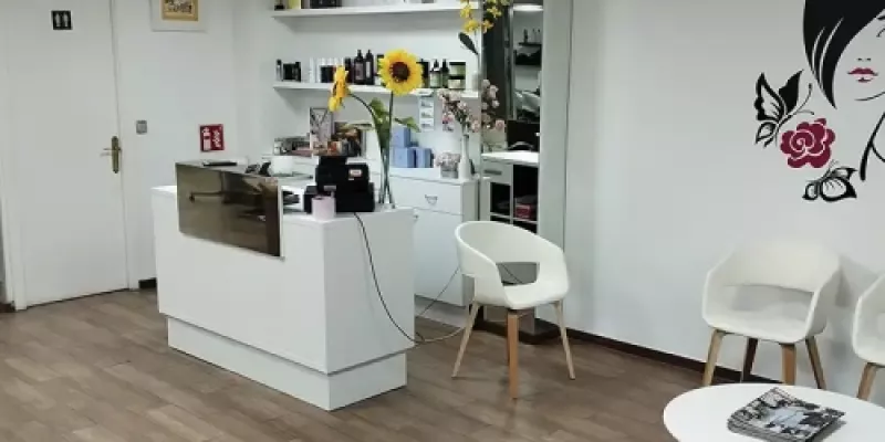 Salón de peluquería con instalaciones renovadas