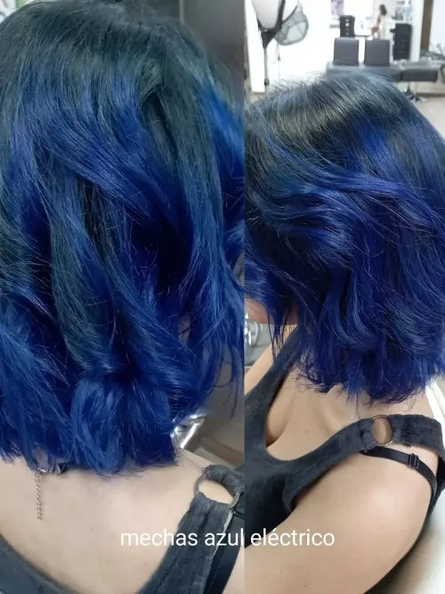 Reflejos azul eléctrico para un contraste impactante