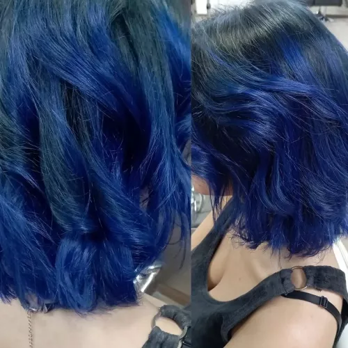 Reflejos azul eléctrico para un contraste impactante