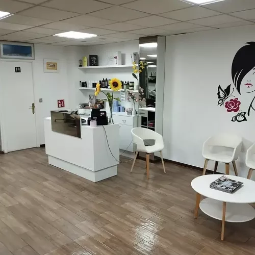 Salón de peluquería con instalaciones renovadas