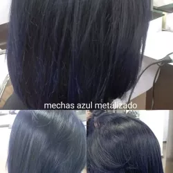 Reflejos en tono azul metalizado para un look moderno